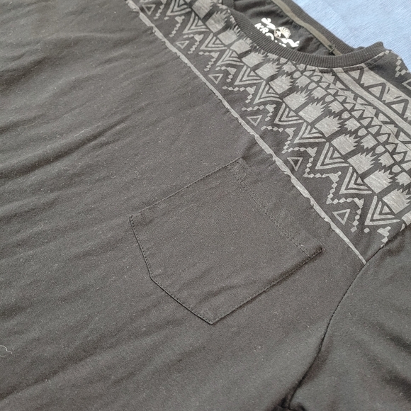 Mens XXL KROME Black Tee with front pocket - Picture 1 of 4